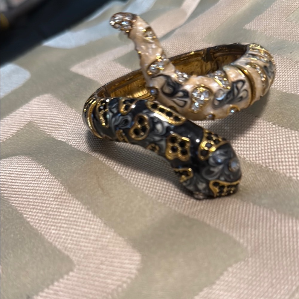Elegant Reptile-Themed Black and Gold Bracelet